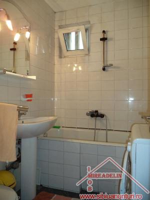 INCHIRIEZ APARTAMENT 3 CAMERE,   67 MP,   CENTRAL