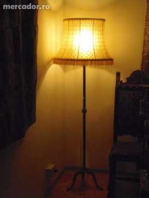 deosebit lampadar cu abajur semnat