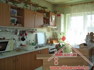 VAND MANSARDA 3 camere,    Zona Hipodrom II