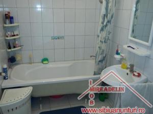 VAND MANSARDA 3 camere,    Zona Hipodrom II