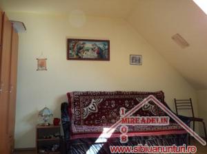 VAND MANSARDA 3 camere,    Zona Hipodrom II