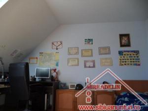VAND MANSARDA 3 camere,    Zona Hipodrom II