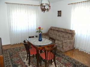 CASA LA TARA CU GOSPODARIE SI MULT PAMANT