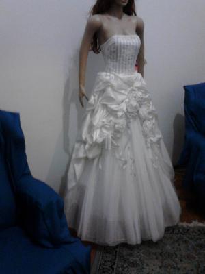 Vand rochie mireasa model deosebit,   noua.