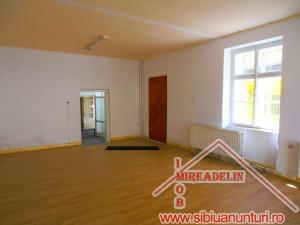 INCHIRIEZ SPATIU COMERCIAL,   200 MP,   ZONA PIATA CIBIN