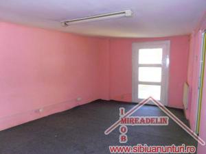 INCHIRIEZ SPATIU COMERCIAL,   200 MP,   ZONA PIATA CIBIN