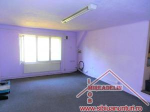 INCHIRIEZ SPATIU COMERCIAL,   200 MP,   ZONA PIATA CIBIN