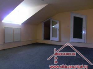 INCHIRIEZ SPATIU COMERCIAL,   200 MP,   ZONA PIATA CIBIN