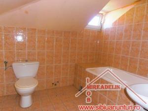 INCHIRIEZ SPATIU COMERCIAL,   200 MP,   ZONA PIATA CIBIN