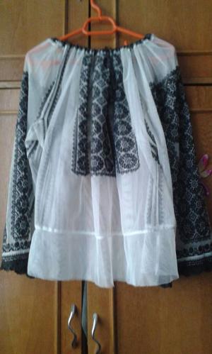 Costum popular vechi peste 120 ani