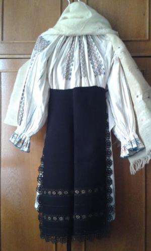 Costum popular vechi peste 120 ani