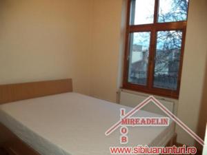 VAND APARTAMENT 3 CAMERE,   ZONA PARCUL SUB ARINI