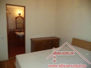 VAND APARTAMENT 3 CAMERE,   ZONA PARCUL SUB ARINI