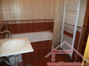 VAND APARTAMENT 3 CAMERE,   ZONA PARCUL SUB ARINI