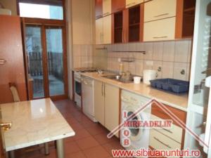 VAND APARTAMENT 3 CAMERE,   ZONA PARCUL SUB ARINI