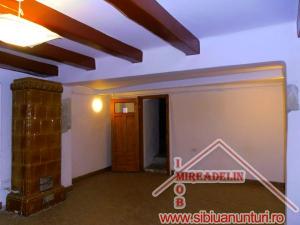 INCHIRIEZ SPATIU COMERCIAL,  35 mp,  ZONA ULTRACENTRALA
