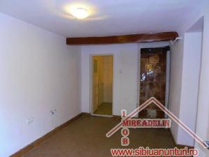 INCHIRIEZ SPATIU COMERCIAL,  35 mp,  ZONA ULTRACENTRALA