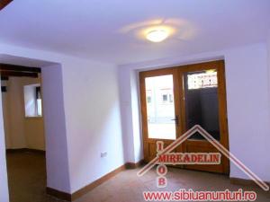 INCHIRIEZ SPATIU COMERCIAL,  35 mp,  ZONA ULTRACENTRALA