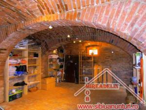 INCHIRIEZ SPATIU COMERCIAL,  35 mp,  ZONA ULTRACENTRALA