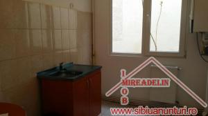INCHIRIEZ 3 CAMERE,   86 MP,   CENTRAL