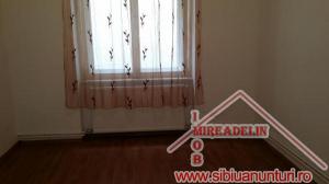 INCHIRIEZ 3 CAMERE,   86 MP,   CENTRAL
