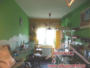 INCHIRIEZ APARTAMENT 3 CAMERE,  64 MP,  VASILE AARON