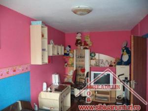 INCHIRIEZ APARTAMENT 3 CAMERE,  64 MP,  VASILE AARON