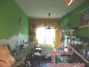 VAND APARTAMENT 3 CAMERE,   64 MP,   SEMAFORULUI