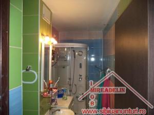VAND APARTAMENT 3 CAMERE,   64 MP,   SEMAFORULUI