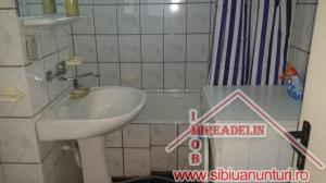 INCHIRIEZ APARTAMENT 3 CAMERE � ZONA TEREZIAN