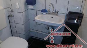 INCHIRIEZ APARTAMENT 3 CAMERE � ZONA TEREZIAN