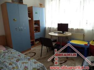 INCHIRIEZ APARTAMENT 3 CAMERE � ZONA STRAZII SIRETULUI