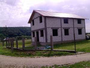 Vand casa de rosu P+M
