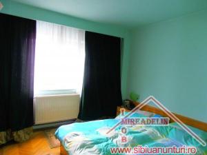 VAND APARTAMENT 3 CAMERE,  74 mp,   ZONA RAHOVA