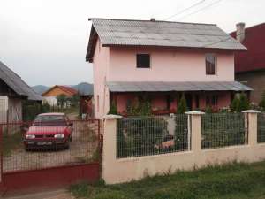 VAND DOUA CASE IN BUSAG ,  SE POT CUMPARA SI INDIVIDUAL