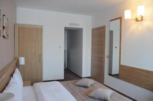 2 camere de vanzare