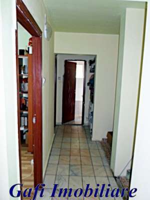 OFERTA! Apartament 3 camere,  decomandat,  suprafata 60mp,  etaj 2,  bloc 1977,  aproape de metrou 1