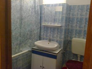 Particular inchiriez apartament 2 camere