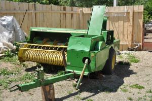 2 prese de balotat  John Deer