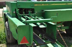 2 prese de balotat  John Deer