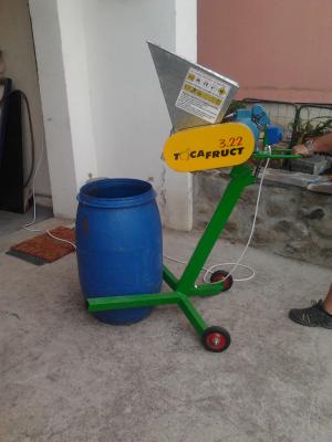 tocator de mere cu motor electric