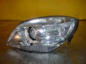 Far Skoda Superb Stanga