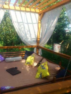 Baldachin de gradina cu pat suspendat