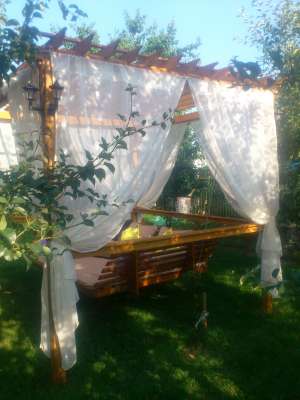 Baldachin de gradina cu pat suspendat