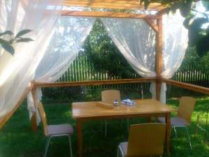 Baldachin de gradina cu pat suspendat