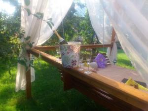 Baldachin de gradina cu pat suspendat