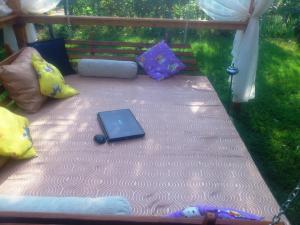Baldachin de gradina cu pat suspendat