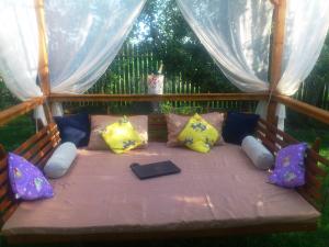Baldachin de gradina cu pat suspendat