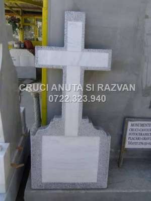 Executam cruci din granit