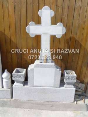 Executam cruci din granit
